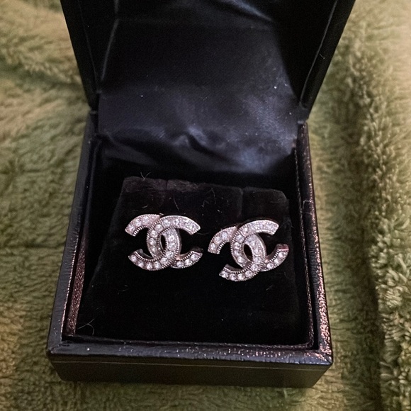 Authentic Chanel earrings - Picture 1 of 4